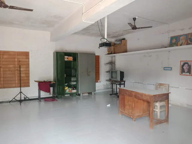 மர்ம நபர்கள் கைவரிசை காட்டிய வாக்குச்சாவடி மையம்