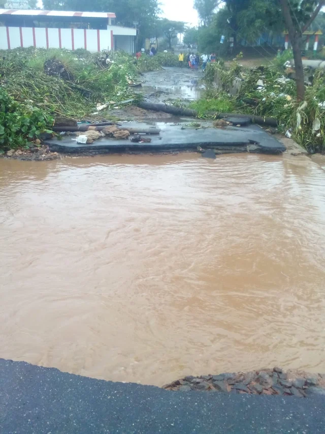 சேதமடைந்த தரைப்பாலம்