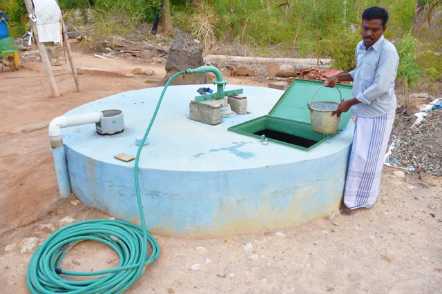மழைநீர் சேகரிப்புத் தொட்டியுடன் விவசாயி வீரமணி