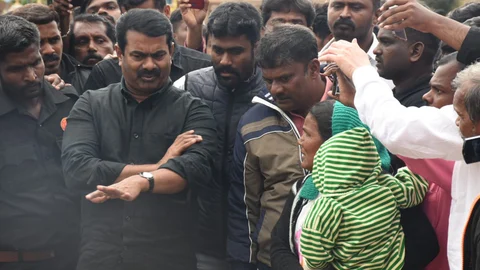 வெள்ளத்தால் பாதிக்கப்பட்டவர்களிடம் குறைகளை கேட்கும் சீமான்