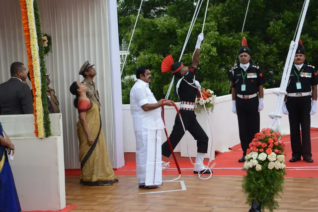 தேசியக் கொடியை ஏற்றும் எடப்பாடி...