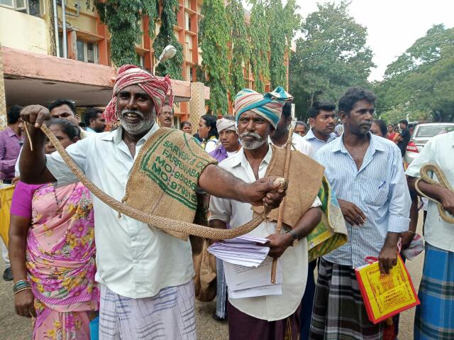 சாதிச் சான்றிதழ் கேட்டு பாம்புகளுடன் வந்த மக்கள்