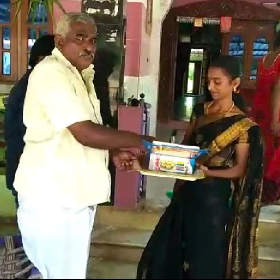 `நோய்களுக்கான தீர்வு நம் மூலிகைகளில் இருக்கிறது!'- ஆயுஷ் தேர்வில் முதலிடம்பிடித்த புதுக்கோட்டை மாணவி
