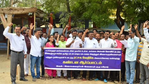 ஆர்ப்பாட்டத்தில் இசைக்கலைஞர்கள்