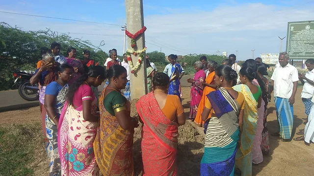 ஒப்பாரி போராட்டம் நடத்திய பெண்கள்