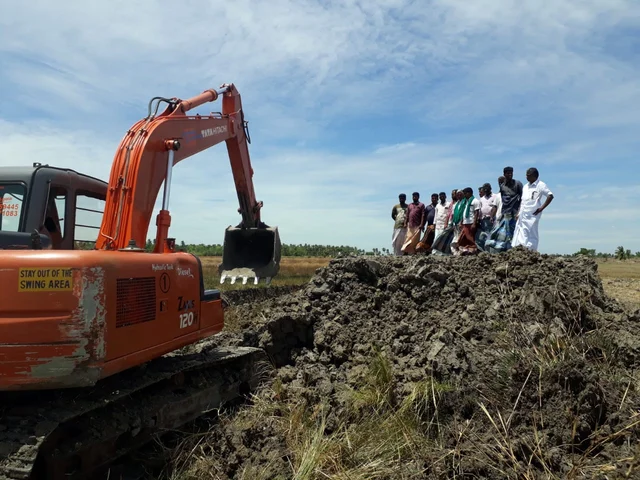 ஏரி தூர்வாரும் பணி