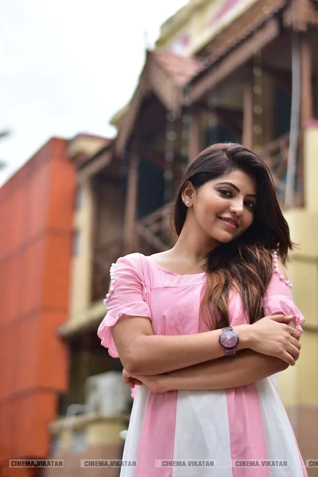 ``ஒன்பது பேருக்கு மத்தியில் நான் சிங்கிள் சிங்கப் பெண்!'' அதுல்யா ரவி