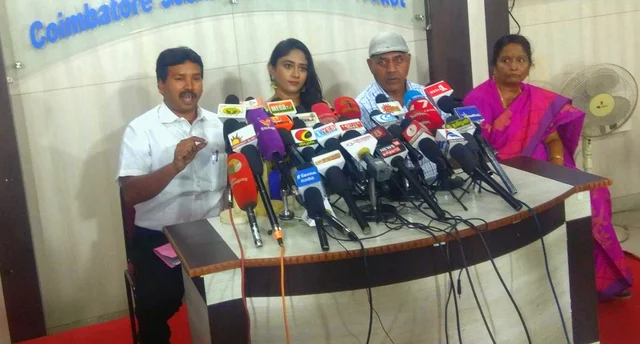 பத்திரிகையாளர்கள் சந்திப்பில்