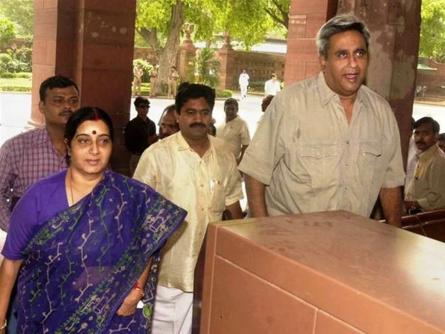 கணவர் கௌஷல் உடன் சுஷ்மா ஸ்வராஜ்