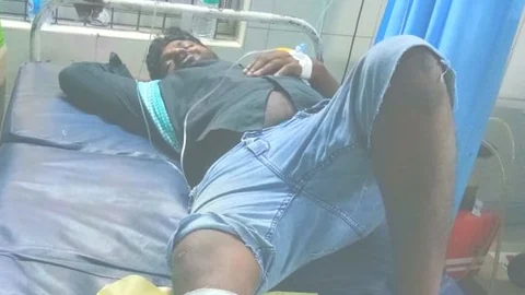 கால் முறிந்து சிகிச்சை பெறும் நபர்