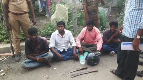 பட்டாக்கத்தியுடன் சிக்கிய நான்கு பேர்