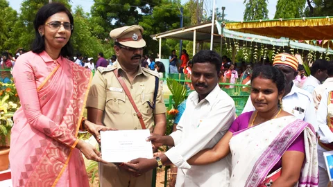 விவசாயி வீரமணிக்கு சான்றிதழ் வழங்கும் மாவட்ட ஆட்சியர்