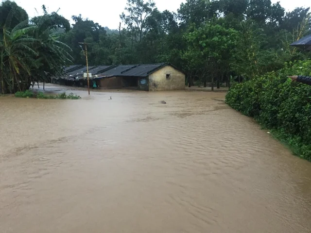கூடலூரில் வீடுகளைச் சூழ்ந்துள்ள மழை வெள்ளம்