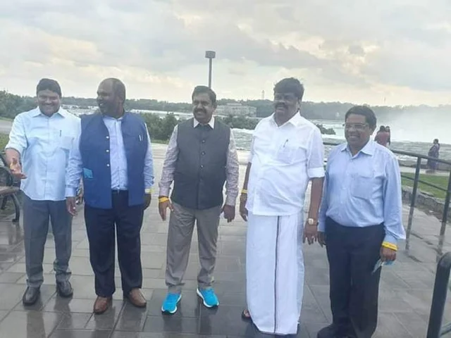 நயாகரா நீர்வீழ்ச்சி முன்பு எடப்பாடி பழனிசாமி, தலைமைச் செயலாளர் சண்முகம்