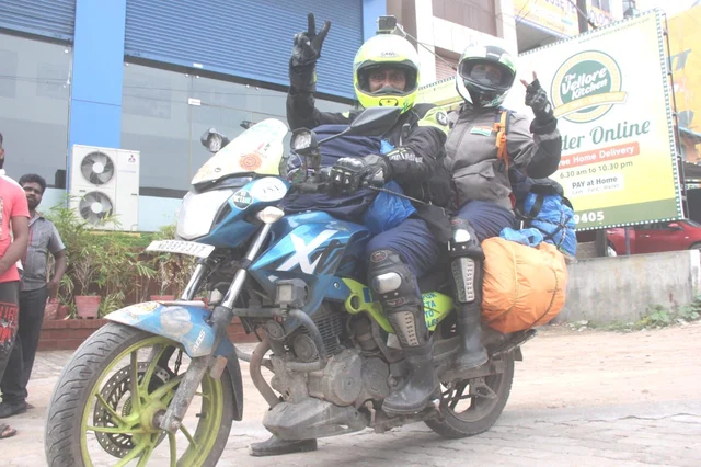 பைக்கிலேயே சுற்றுப்பயணம்