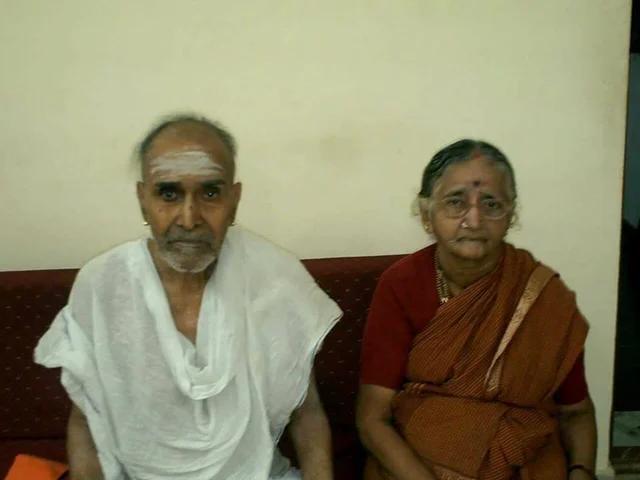 கிருஷ்ணமூர்த்தி சாஸ்திரிகள் அவர் மனைவி அம்பாலட்சுமியுடன்