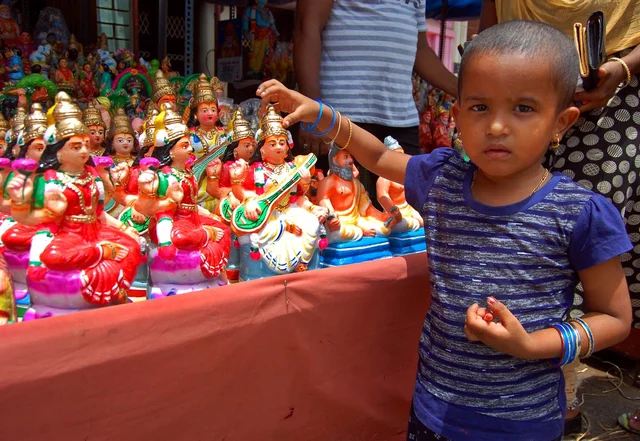 கொலு பொம்மைகளை ரசிக்கும் சிறுமி