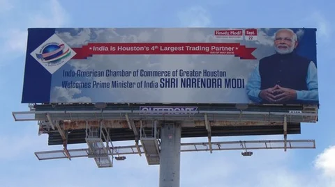 மோடியை வரவேற்று பேனர் வைக்கப்பட்டுள்ளது.