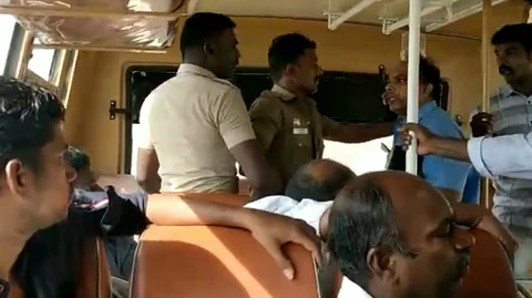கண்டக்டரை தாக்கும் காவலர்கள்