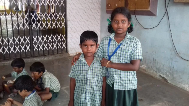மண்டபத்தில் அடைக்கப்பட்ட மாணவர்கள்