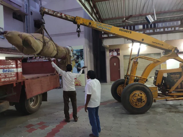பூங்காவுக்குக் கொண்டு வரப்படும் கலைஞர் சிலை
