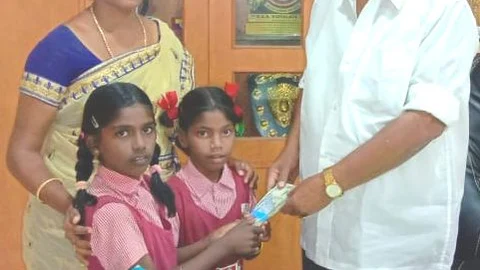 பணத்தை ஒப்படைக்கும் மாணவிகள்