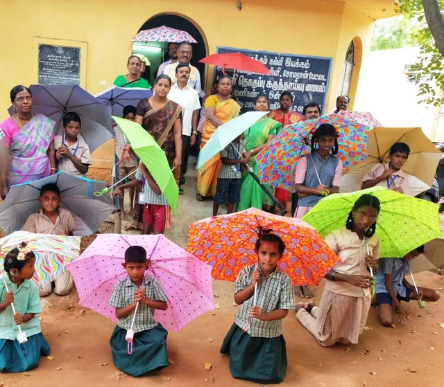 குடைகளுடன் மாணவர்கள்