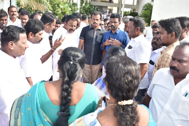 ஆதரவாளர்களுடன் நேரு