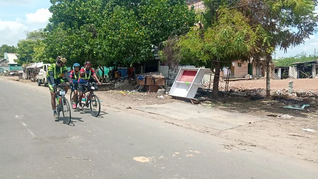 ஆப்ரகாம் மற்றும் லோரா டேன்டம் சைக்கிளில்...