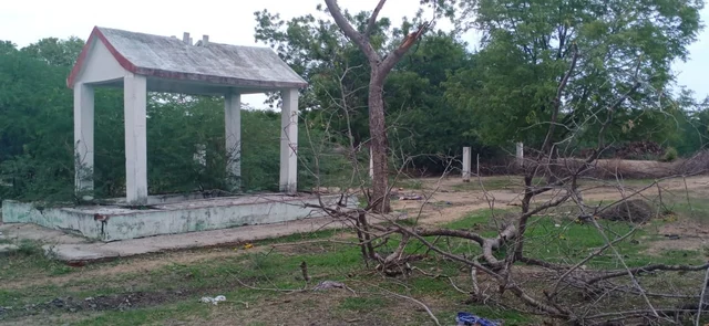 பள்ளி அருகில் உள்ள மயானம்.