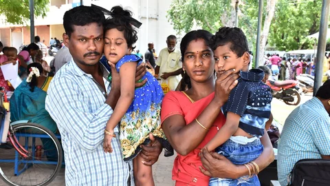 குழந்தைகளுடன் மோகனப்பிரியா - செந்தில்குமார்