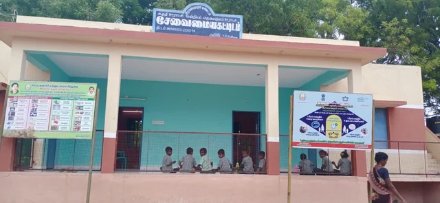 இ-சேவை மையத்தில் இயங்கும் பள்ளி.