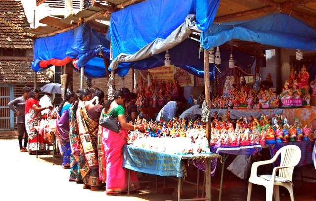 கொலு பொம்மைகளை வாங்கும் பெண்கள்