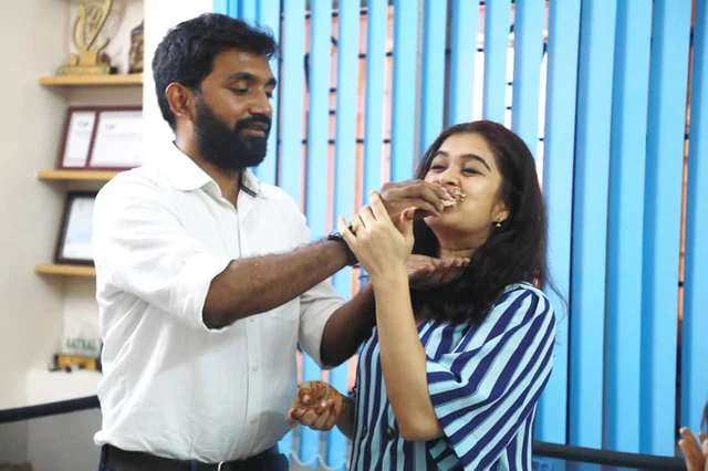 கணவருடன் மோனிகா