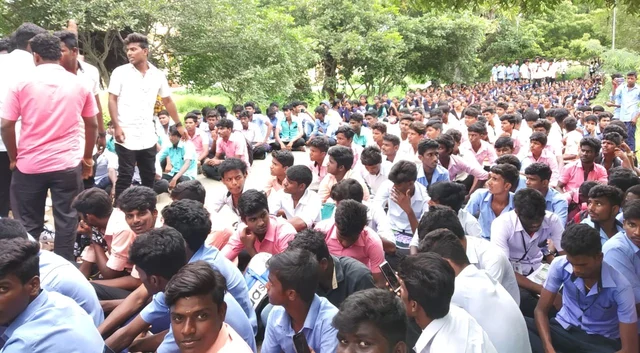 போராட்டத்தில் ஈடுபட்ட மாணவர்கள்