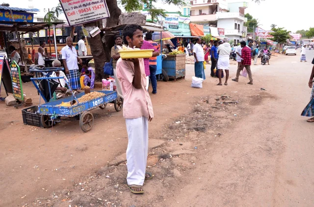 பேருந்துக்கு காத்திருக்கும் உதயகுமார்