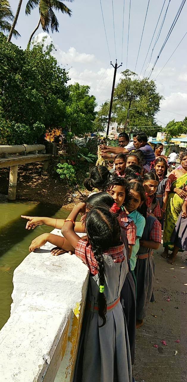 காவிரி நீரை மலர்த்தூவி வரவேற்ற மாணவர்கள்