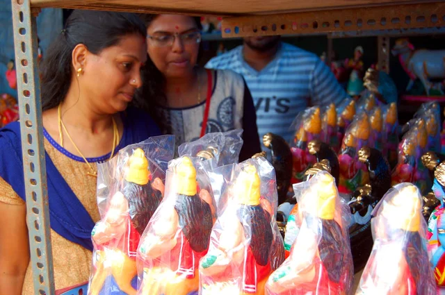 கொலு பொம்மைகளை தேர்ந்தெடுக்கும் பெண்கள்