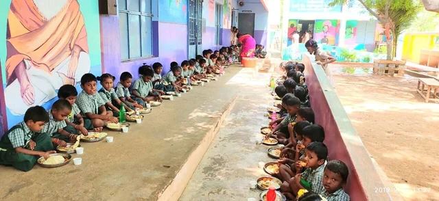 மாணவர்களுக்கு விருந்து