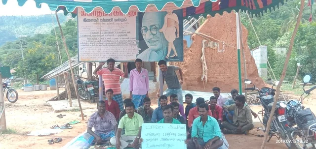 உண்ணாவிரதம் இருக்கும் இளைஞர்கள்