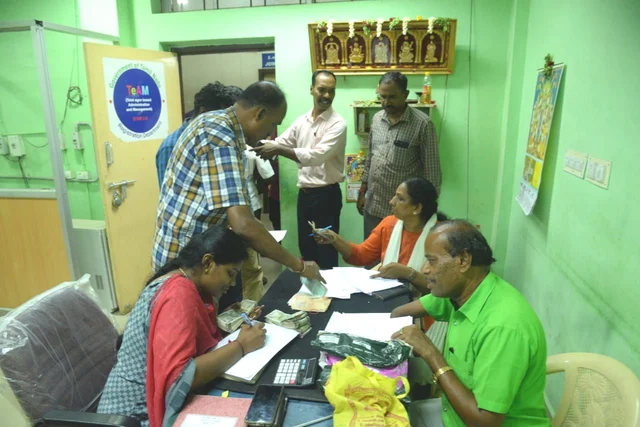 சோதனை நடத்திய லஞ்ச ஒழிப்புத் துறையினர்.