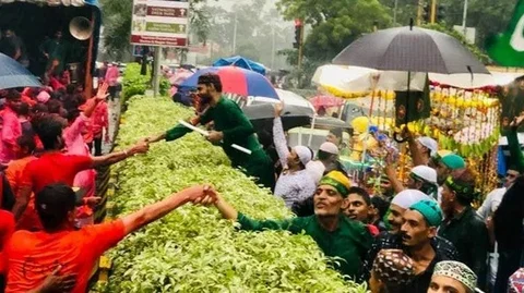 மொகரம் மற்றும் கணபதி ஊர்வலம் சந்தித்த காட்சி