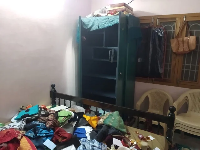 சிதறிக்கிடக்கும் பொருள்கள்
