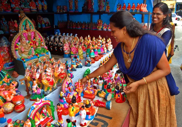 கொலு பொம்மைகளை தேர்ந்தெடுக்கும் பெண்கள்