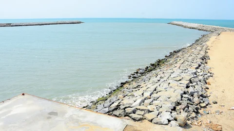 முழுமையடையாத மூக்கையூர் துறைமுகம்