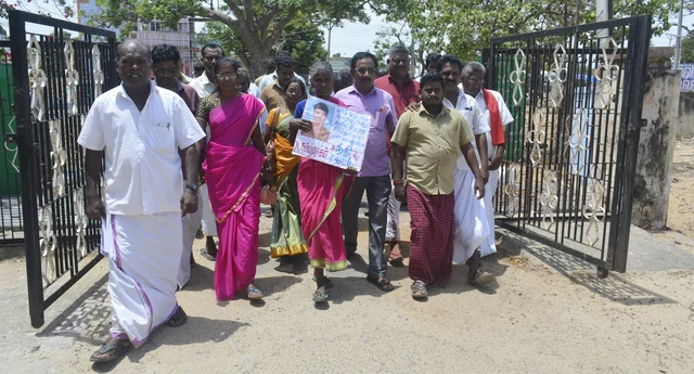 வட்டாட்சியர் அலுவலகம் வந்த மீனவர் சங்கத்தினர்
