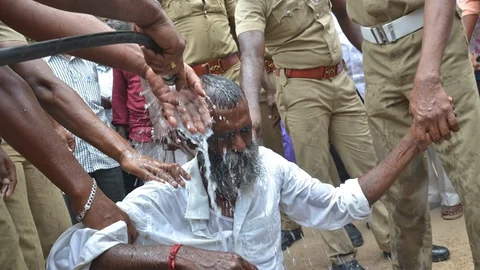 தீக்குளிக்க முயன்ற முதியவர்