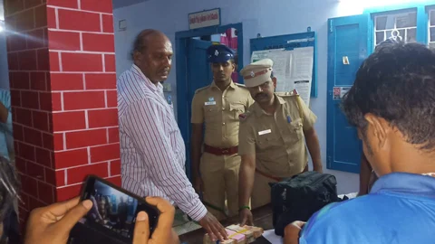 கரூர் ரயில்வே நிலையத்தில் தயானந்தன்