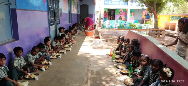 மாணவர்களுக்கு விருந்தளிக்கும் ஆசிரியர்கள்