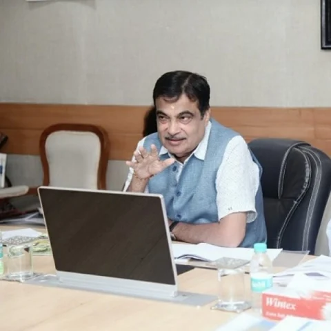 `பணத்தைவிட உயிர்தான் முக்கியம்!’ - அபராதத் தொகையைக் குறைக்கும் மாநிலங்கள் குறித்து நிதின் கட்கரி
